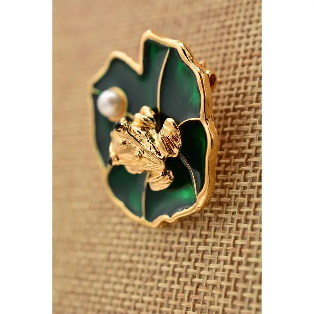 JJI Vintage Frog Pin Brooch Lily Pad Pearl Green Gold Tone Enamel Signed BinAT